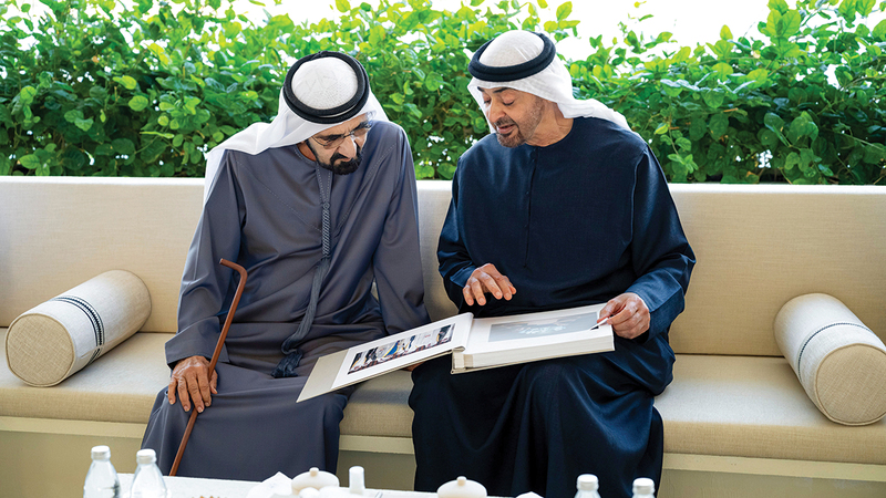 رئيس الدولة يهدي محمد بن راشد ألبوم صور يوثّق 20 عاماً من الإنجازات الوطنية