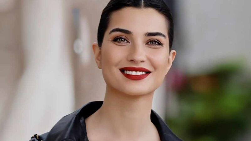 توبا بيوكوستون تتحوّل لموضوع حديث مواقع التواصل بعد موقف طريف في "Joy Awards" الرياض