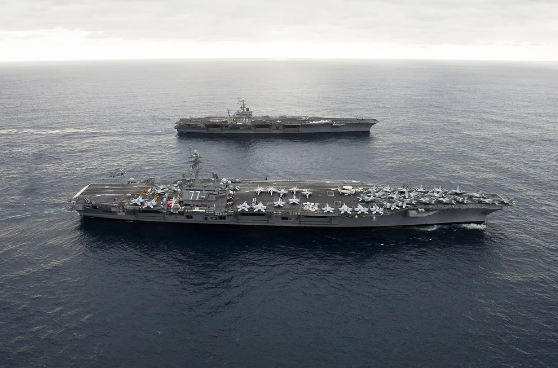 ترامب يلوّح بالخيار العسكري ضد إيران وقلق دولي من تداعيات التصعيد