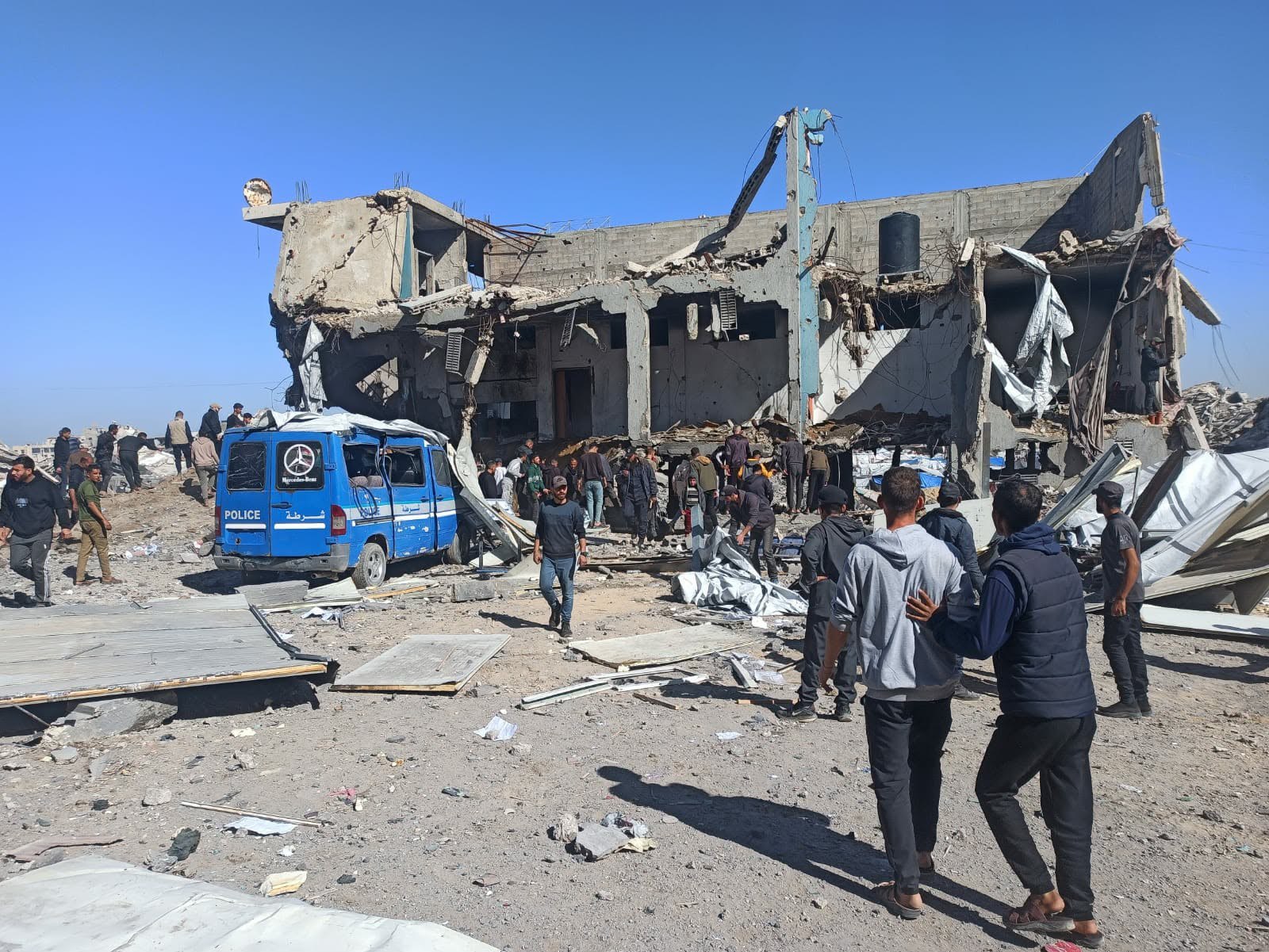 استهداف مركز شرطة في غزة من قبل طائرة إسرائيلية يسفر عن قتلى وجرحى بين عناصر الشرطة