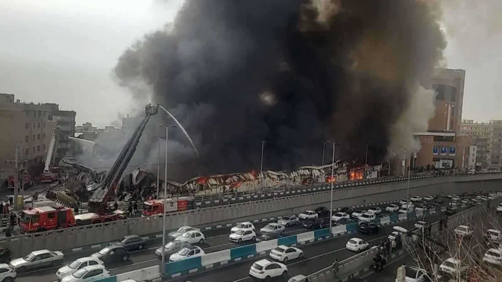 حريق ضخم يندلع في سوق غرب طهران
