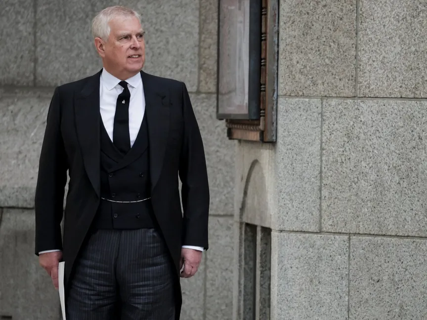 الأمير البريطاني آندرو يغادر منزله بعد ظهور ملفات إبستين