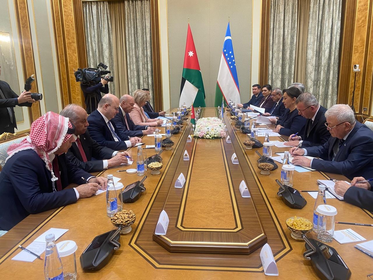 الفايز يجري مباحثات مع رئيسي مجلسي الشيوخ والتشريعي الأوزبكي