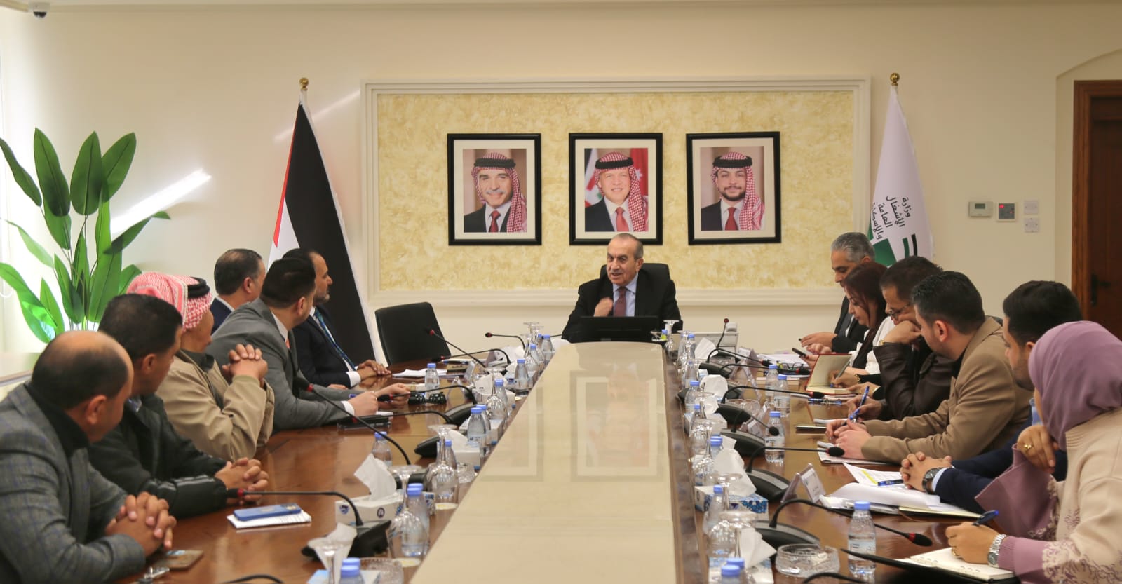 وزير الأشغال يوجه بتشكيل لجنة فنية لحصر أضرار المنخفضات على الطرق الزراعية في مأدبا