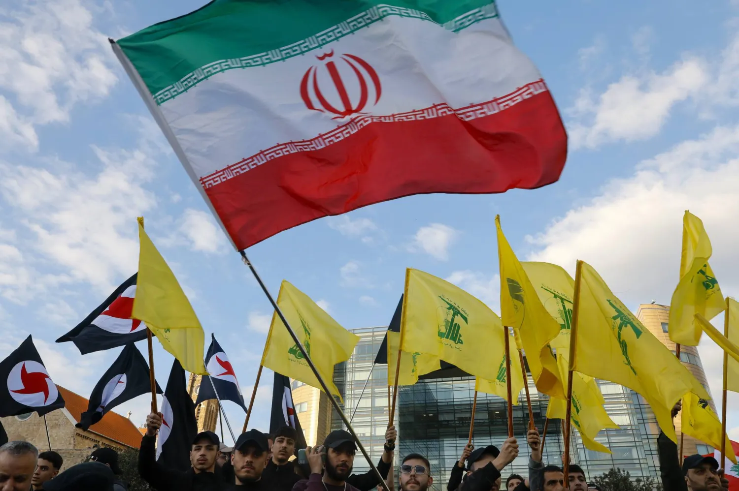 تضامن حزب الله مع إيران وجعجع: حل أزمة لبنان مرتبط بوقف الدعم الإيراني