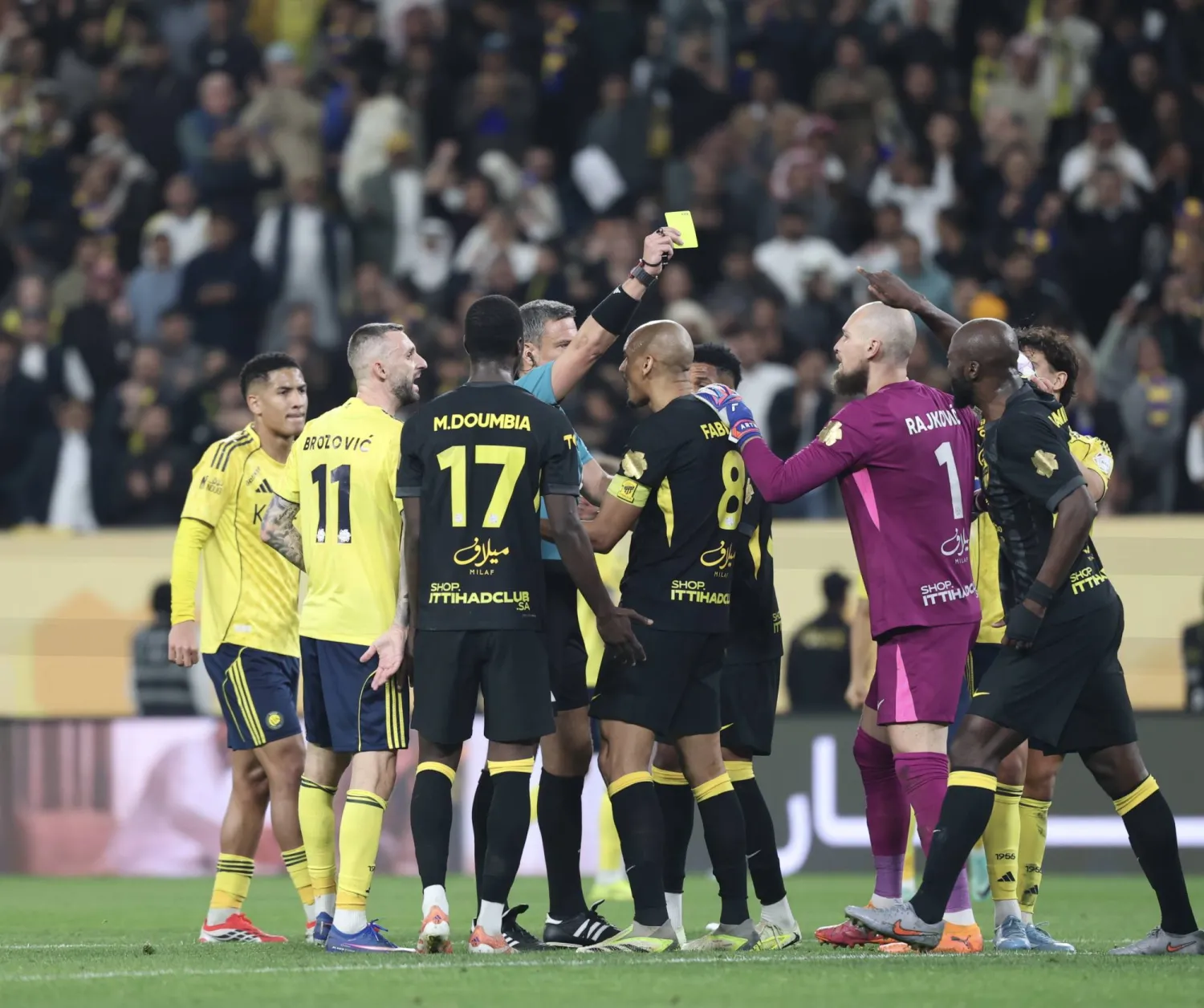 الاتحاد يطالب بمراجعة الأخطاء التحكيمية بعد خسارته أمام النصر