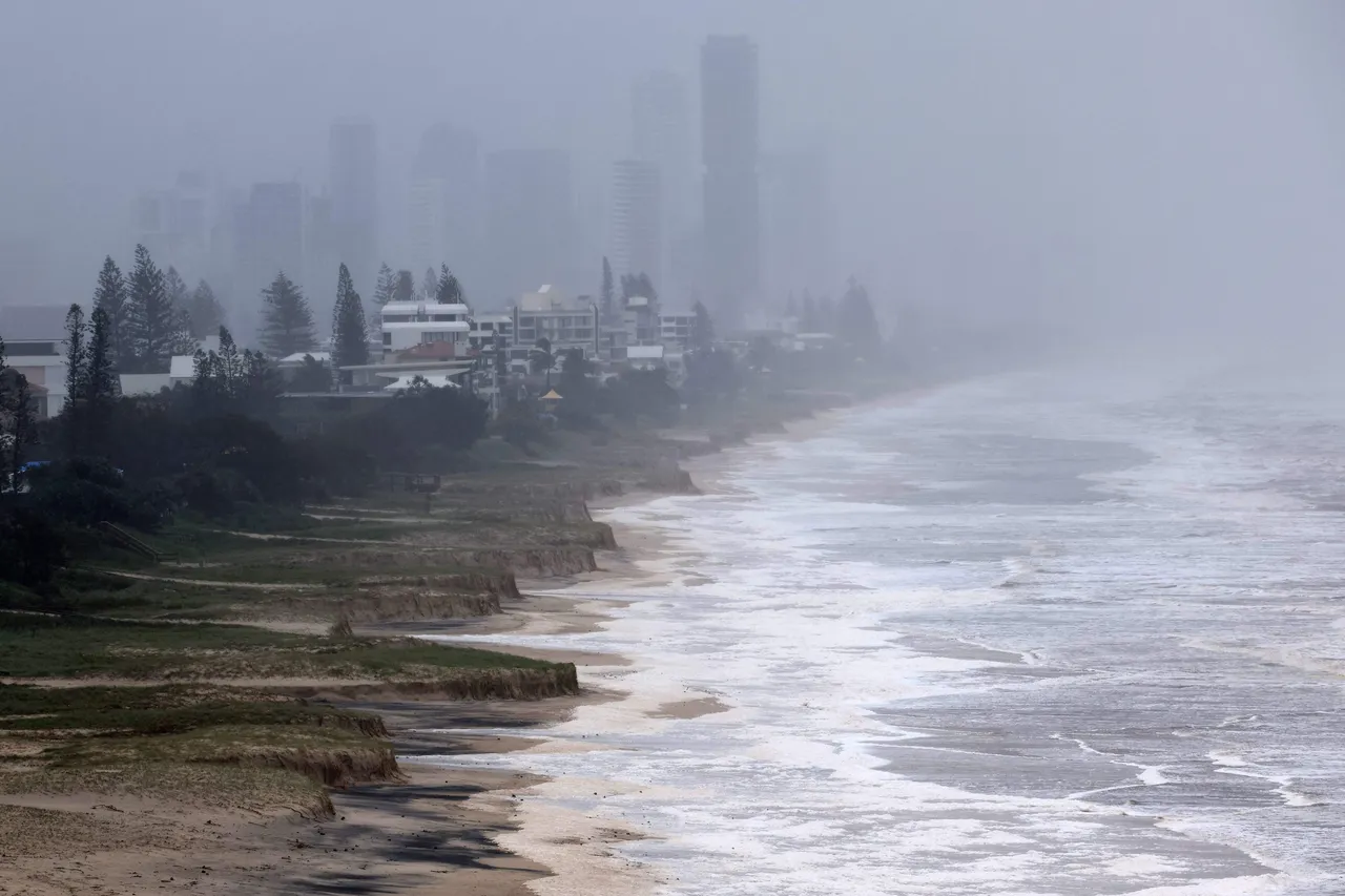 إعصار ميتشل يشتد قبالة سواحل أستراليا الغربية ويهدد ميناء هيدلاند