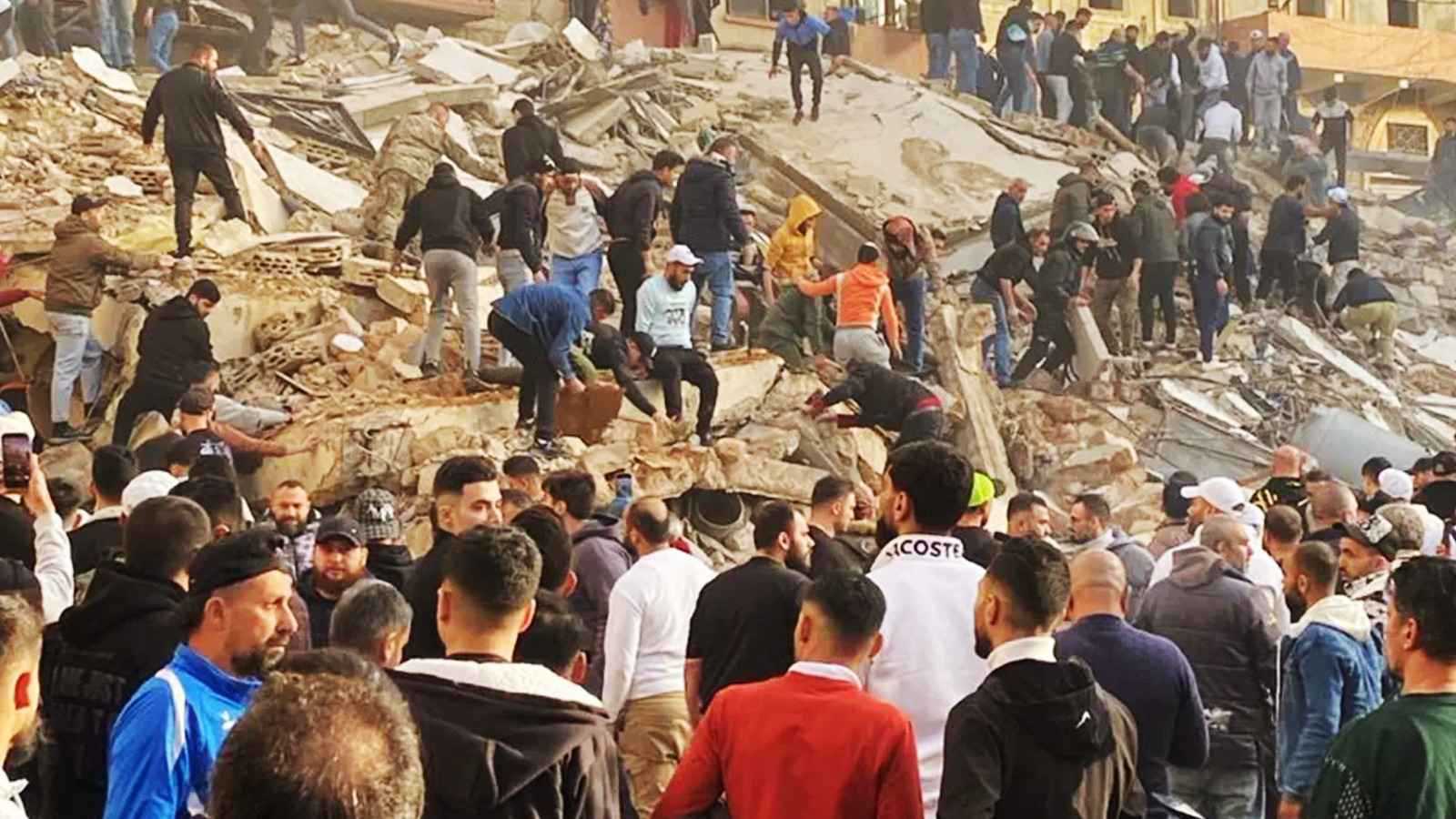 ارتفاع عدد ضحايا انهيار مبنى سكني في طرابلس إلى 14 شخصا