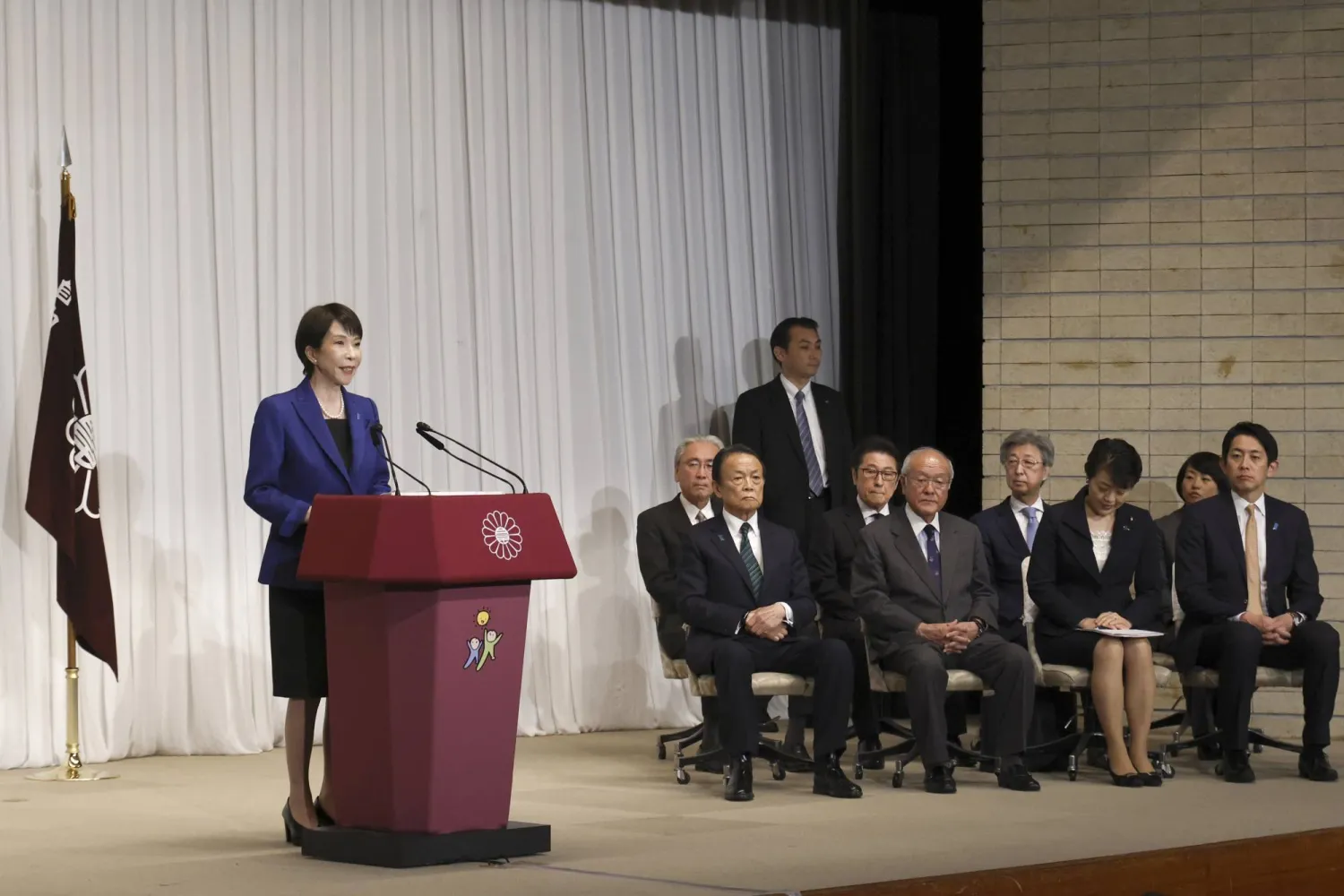 اليابان تدرس استخدام احتياطيات العملات الأجنبية لتمويل خطة خفض الضرائب