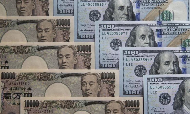 تراجع الدولار واستقرار الين قبل بيانات اقتصادية مهمة