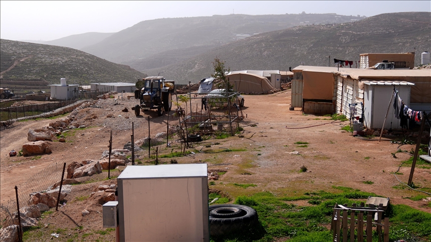 عائلات فلسطينية تبدأ بتفكيك مساكنها في الأغوار الشمالية بسبب اعتداءات المستوطنين