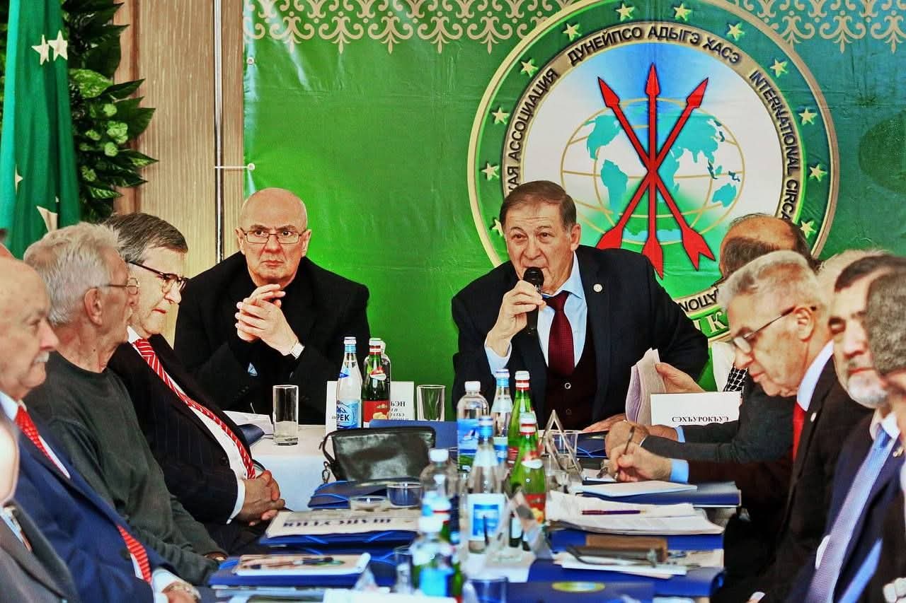 الجمعية الشركسية العالمية: الواقعية السياسية في زمن الغوغاء الرقمية