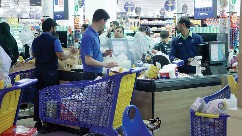 إقبال كبير على مستلزمات رمضان في منافذ البيع بدبي والشارقة