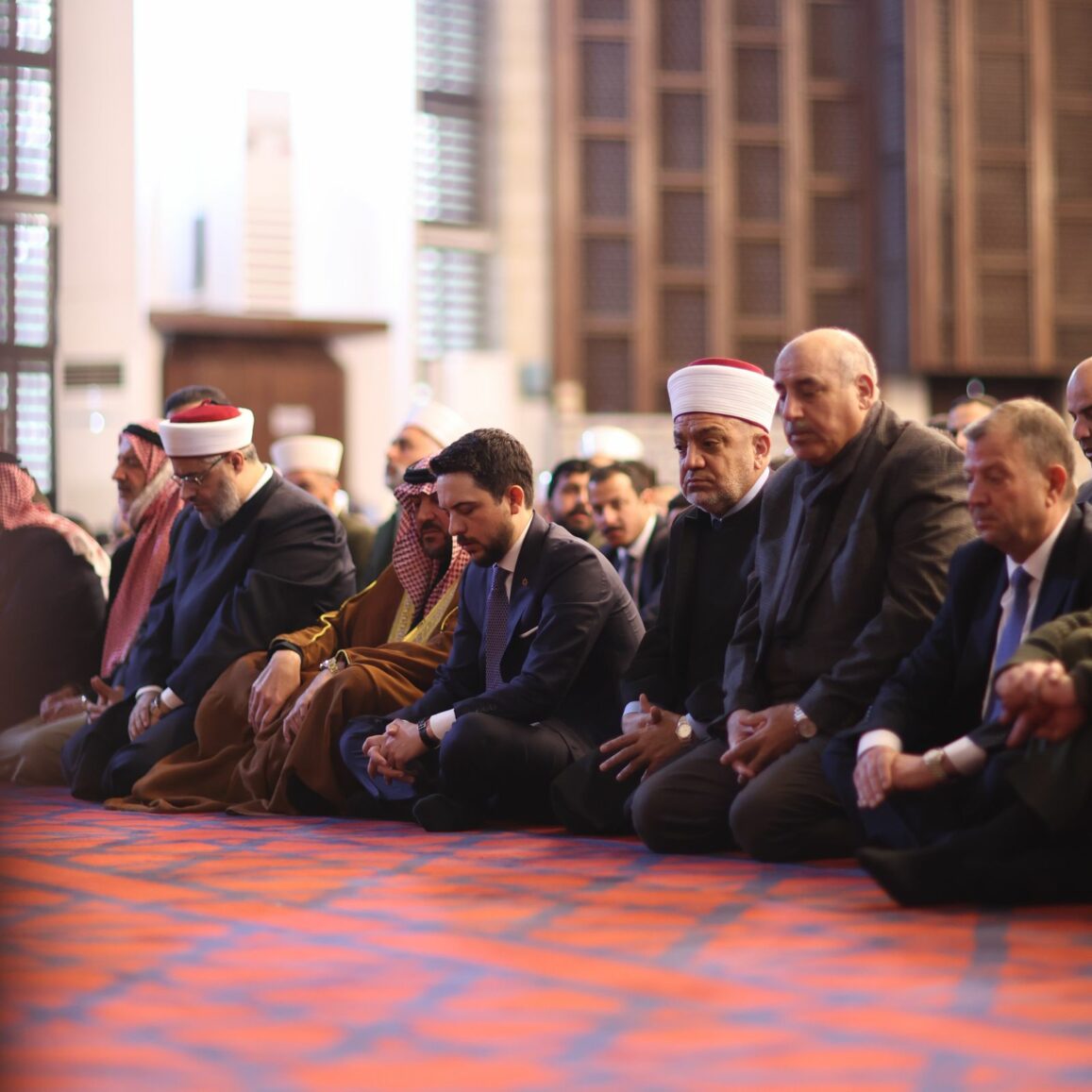 ولي العهد يؤدي صلاة الجمعة في مسجد الملك المؤسس