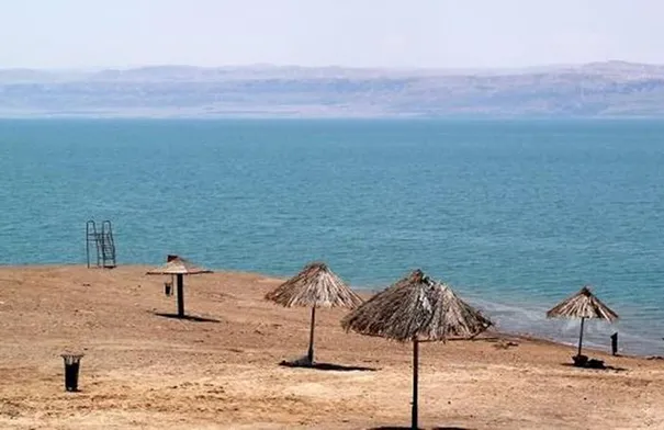 بدء تطوير شاطئ البحر الميت السياحي استعدادا لعيد الفطر وتوقيع اتفاقية تشغيل