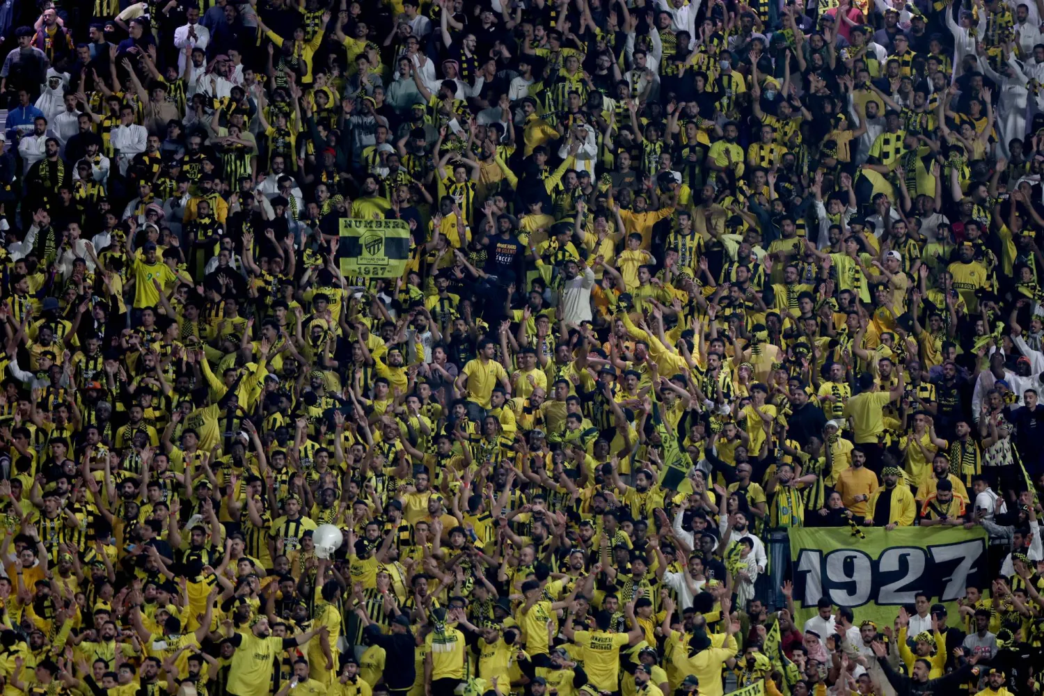 النصر يتصدر الدوري السعودي بعد جولة غزيرة بالأهداف والبطاقات الحمراء
