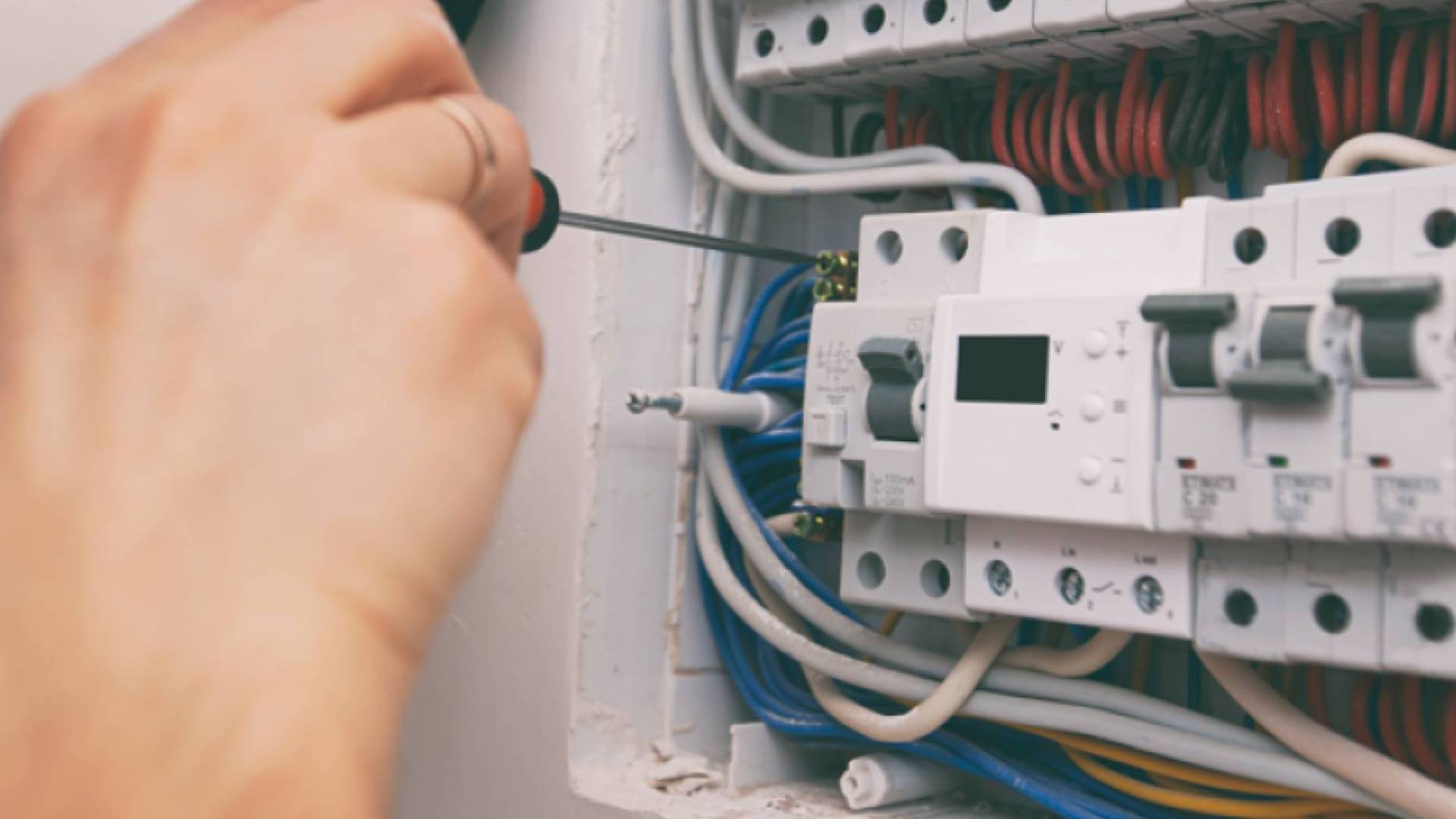 الطاقة النيابية توصي بتطوير شريحة الكهرباء وتعزيز العدالة الموسمية في التعرفة