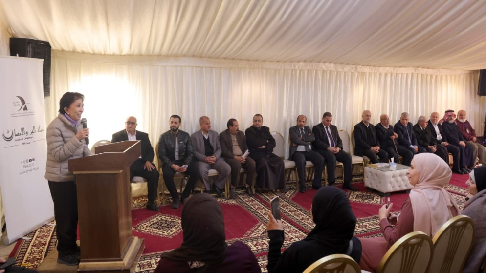 الأميرة بسمة بنت طلال تسلم مساعدات حملة البر والإحسان في الزرقاء