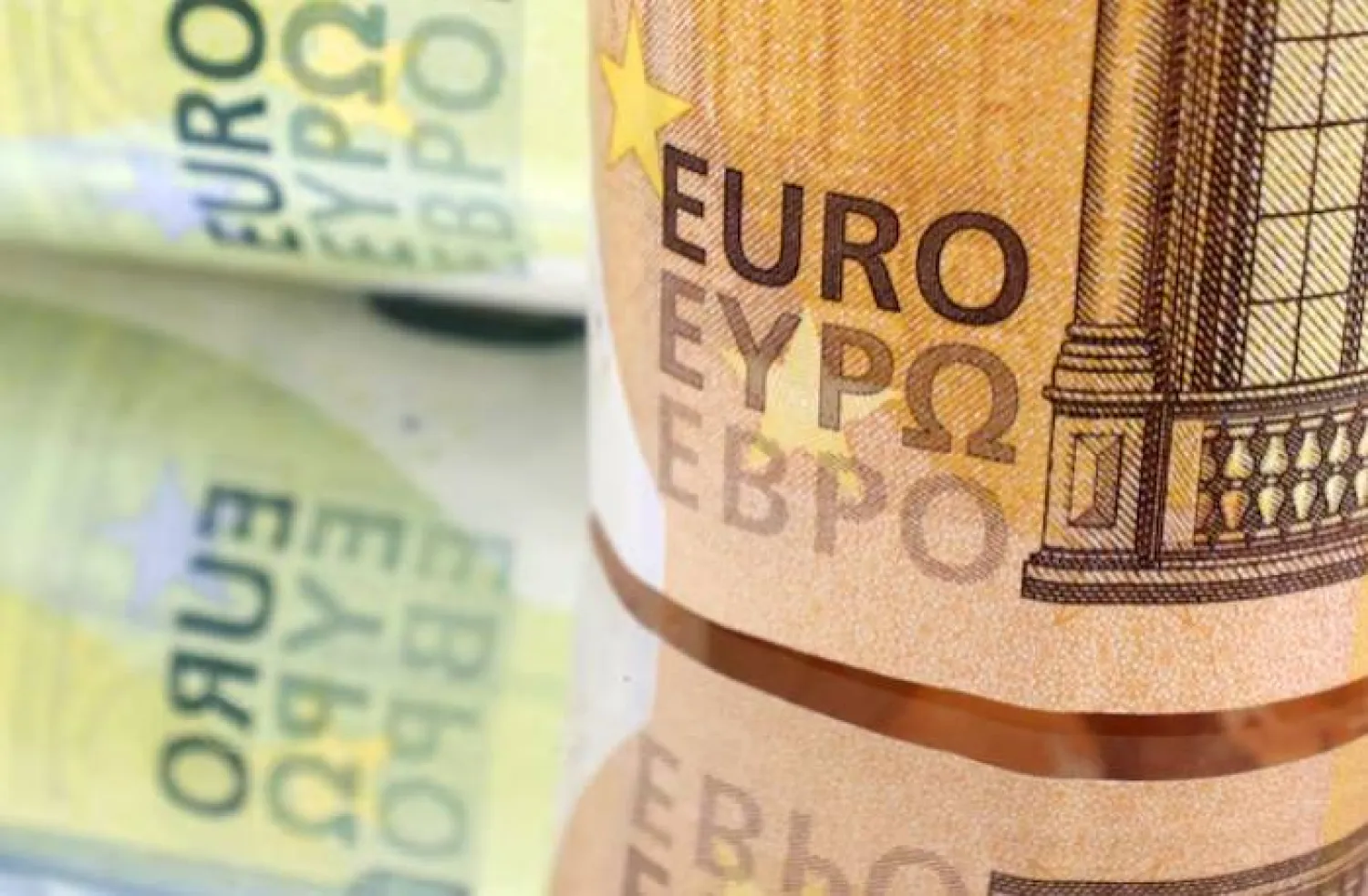 مستهلكو منطقة اليورو يخفضون توقعاتهم للتضخم وسط ارتفاع توقعات الدخل