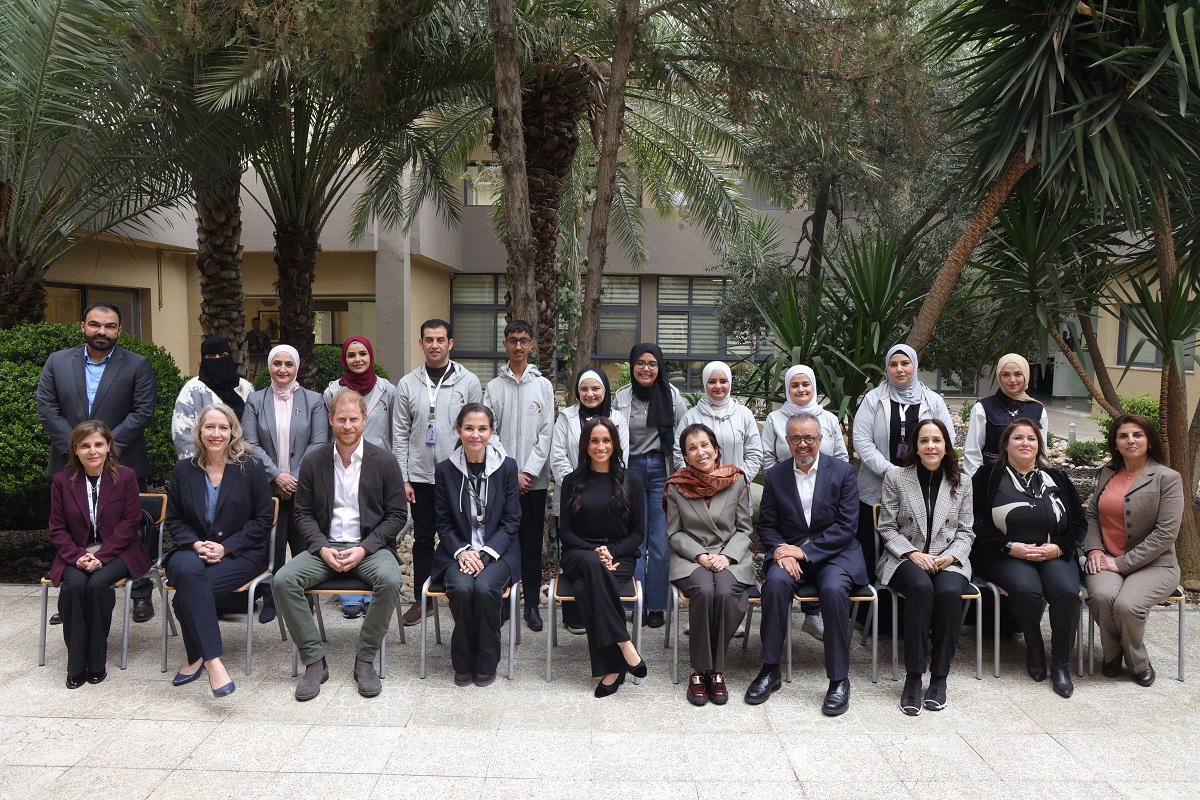 الأميرة بسمة بنت طلال تستقبل وفد منظمة الصحة برفقة الأمير هاري وزوجته