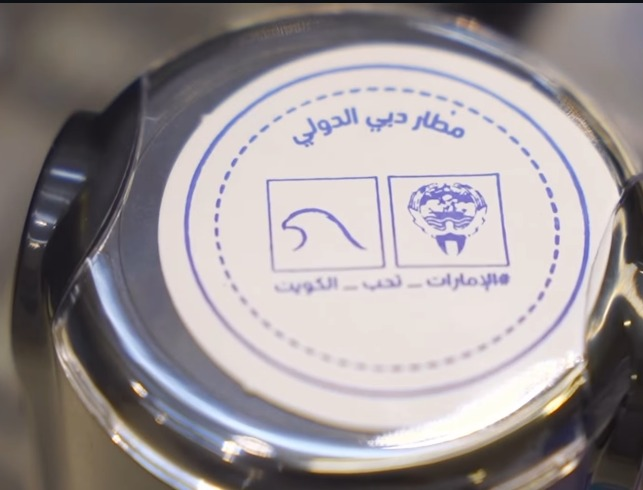 مطار دبي يستقبل المسافرين بختم الإمارات تحب الكويت