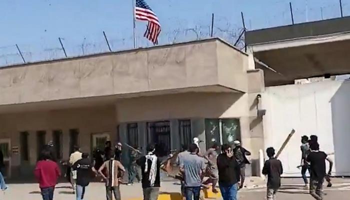 احتجاجات واسعة ومحاولات اقتحام سفارات أمريكية بعد إعلان مقتل خامنئي