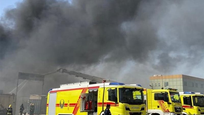 السيطرة على حريق في منطقة صناعية بالفجيرة الإماراتية إثر شظايا اعتراض مسيّرة