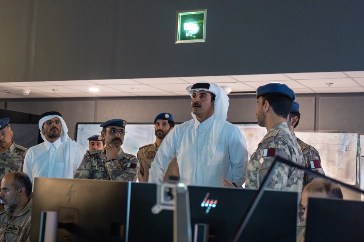 سمو الأمير يزور مركز العمليات الجوية ويشيد بكفاءة منتسبي القوات المسلحة القطرية