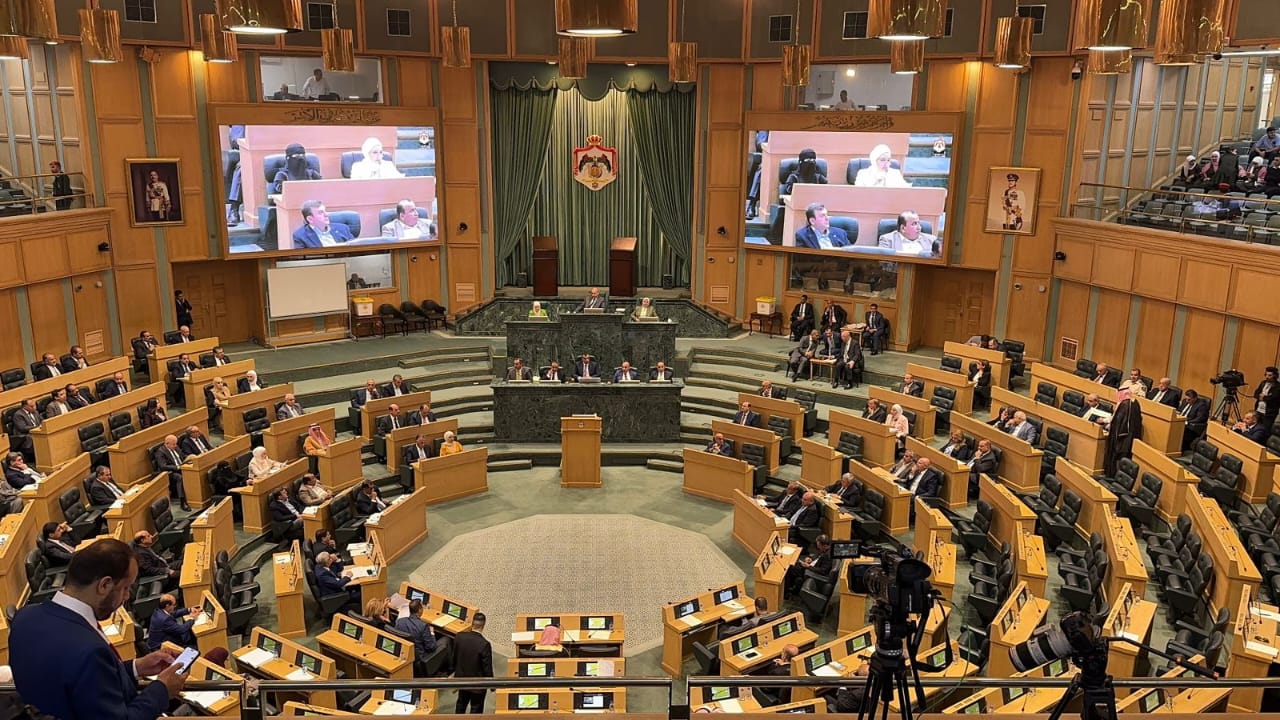 حين يكون الموقف بحاجة إلى رجال دولة، لا إلى منشورات على منصات التواصل، يصبح الكلام وحده عبئاً لا موقفاً.