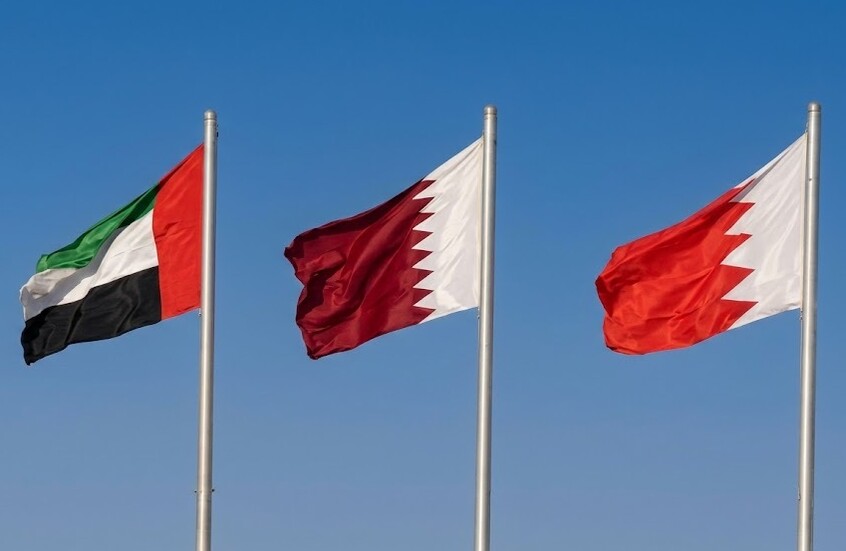 الإمارات وقطر والبحرين تتصدى لهجمات صاروخية من إيران