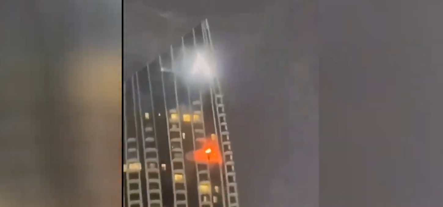 المكتب الإعلامي لدبي: سقوط طائرة مسيرة على مبنى قرب خور دبي