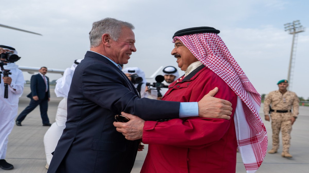 الملك عبدالله يصل إلى المنامة ويلتقي ملك البحرين