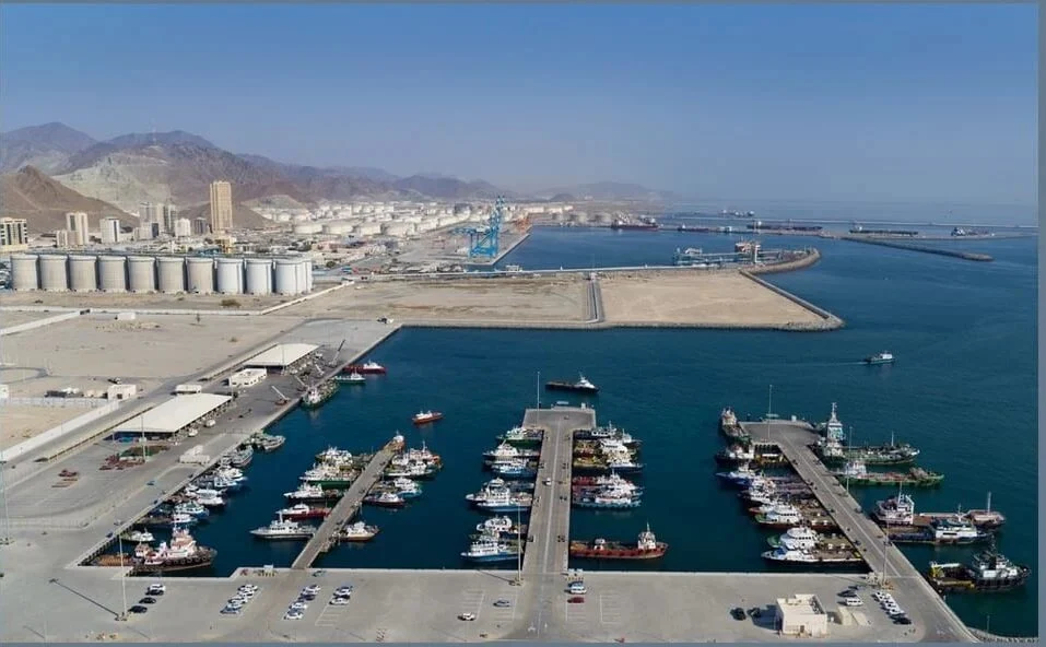 ميناء الفجيرة الرئيسي بالإمارات يعلق عمليات تحميل النفط