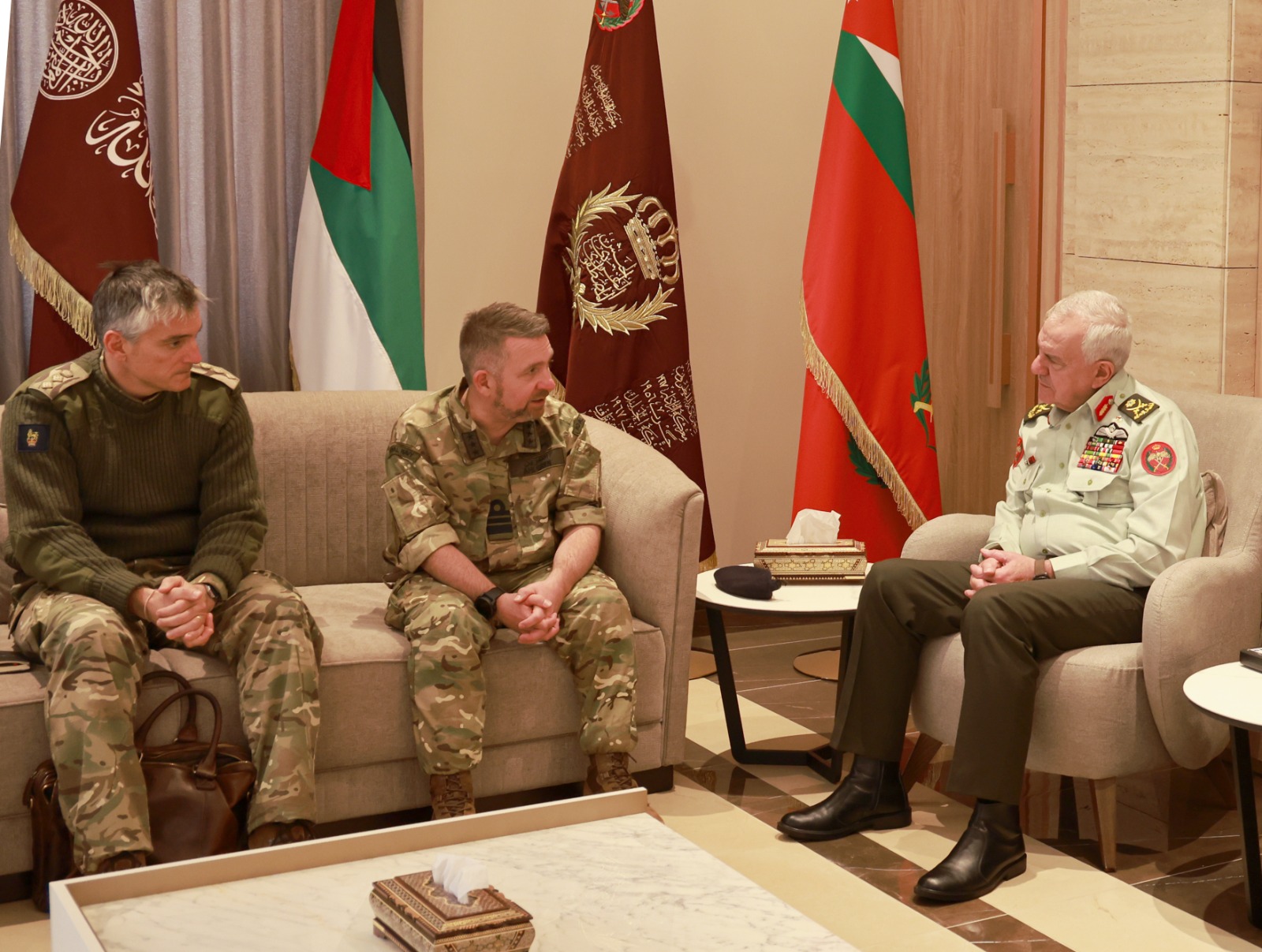 الحنيطي يستقبل المستشار الخاص لشؤون الدفاع البريطاني في الشرق الأوسط