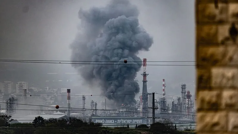 إصابة مصفاة نفط في مدينة حيفا بعد إطلاق صواريخ إيرانية