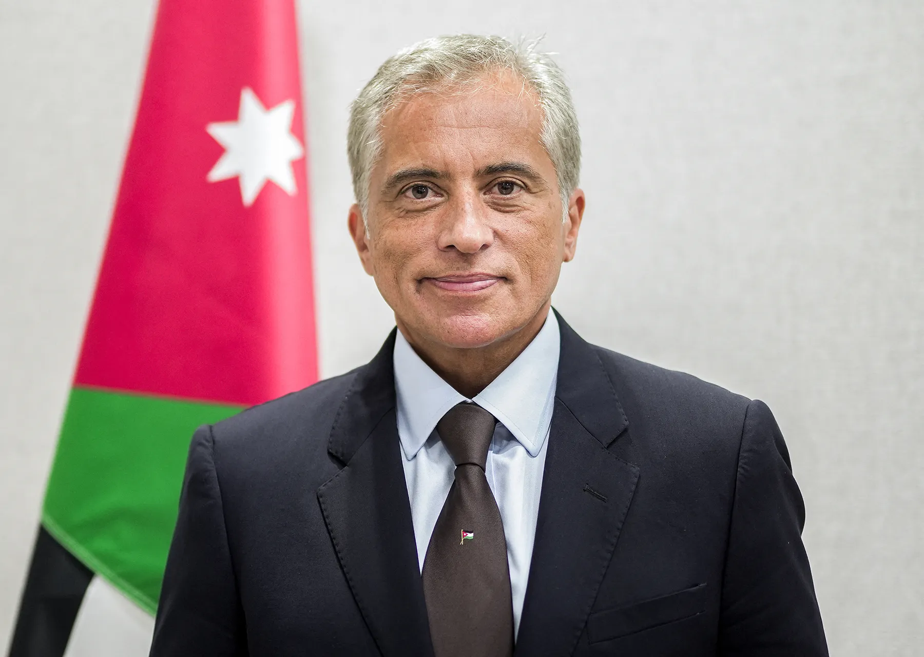 رئيس الوزراء يهنئ الملك وولي العهد والأردنيين بعيد الفطر