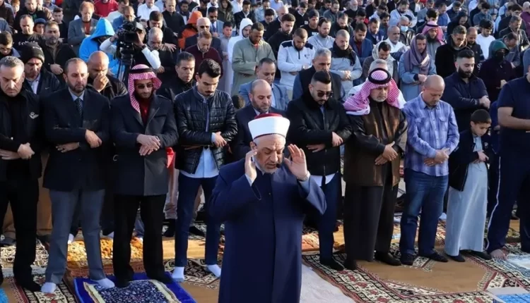 الأردنيون يؤدون صلاة عيد الفطر في جميع المحافظات