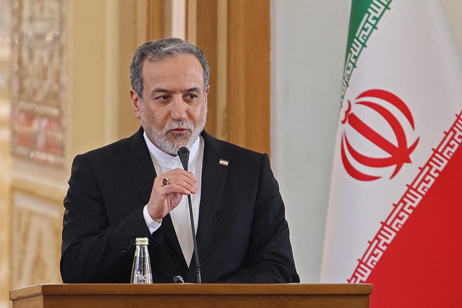 وزير الخارجية الإيراني: مستعدون لدراسة أي مبادرة يمكن أن تنهي الحرب بشكل كامل