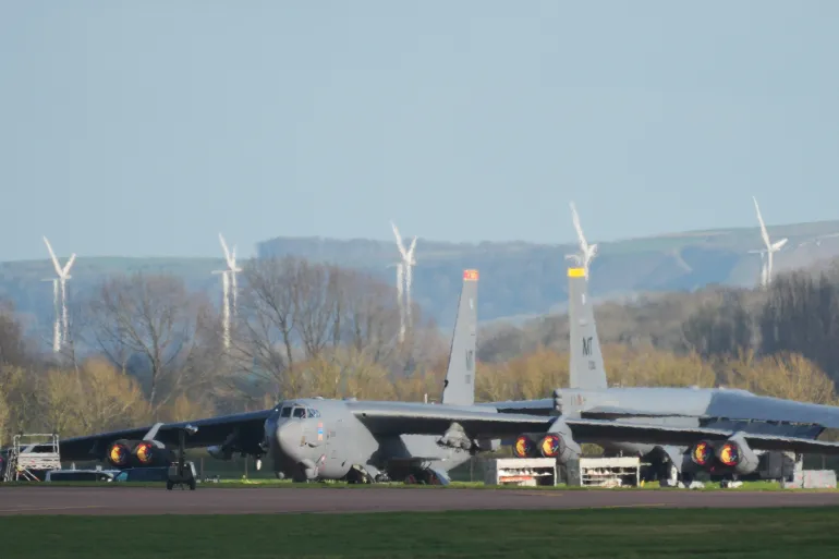 صواريخ إيران تستهدف قاعدة بريطانية أمريكية بالمحيط الهندي