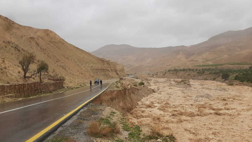 فيضان سد شيظم في الطفيلة يتسبب بإغلاق الطريق الملوكي