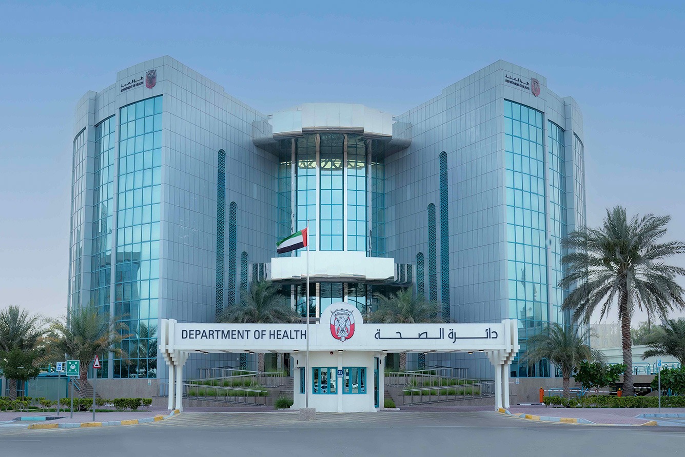 صحة أبوظبي تغلق 5 منشآت صحية وتوقف العاملين فيها تمهيدا لإحالتهم إلى النيابة العامة