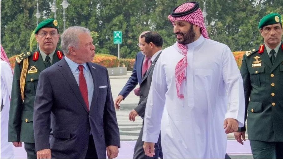 ولي العهد السعودي يستقبل الملك عبدالله الثاني لدى وصوله إلى جدة