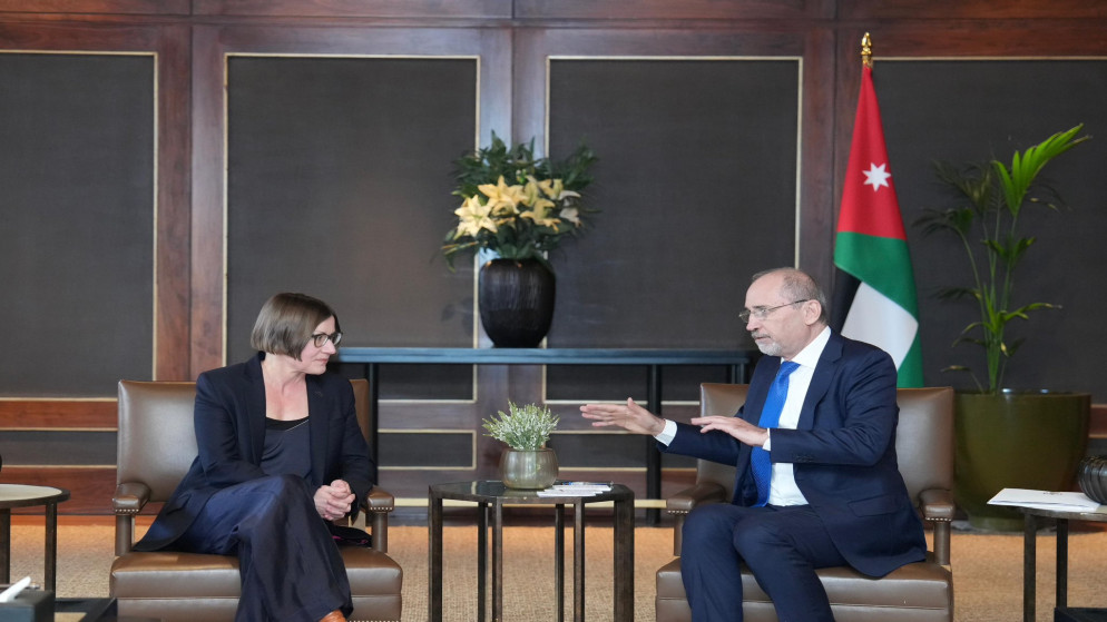 الصفدي يؤكد ضرورة الالتزام باتفاق وقف إطلاق النار في غزة