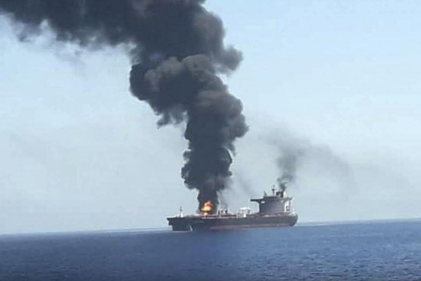 الحرس الثوري يعلن استهداف سفينة مرتبطة بإسرائيل في مضيق هرمز