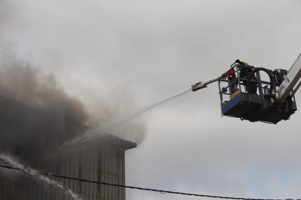 كوادر الدفاع المدني تخمد حريق مستودع بمحافظة إربد 