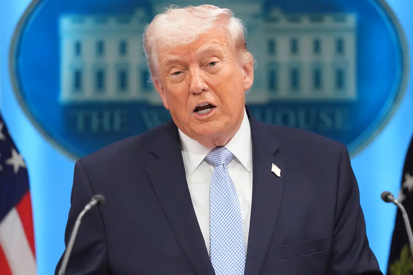 ترامب يدعو الإيرانيين إلى الثورة ضد النظام