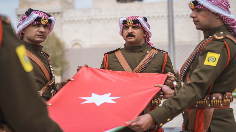 الملك يشهد مراسم رفع العلم بمناسبة اليوم الوطني للعلم الأردني