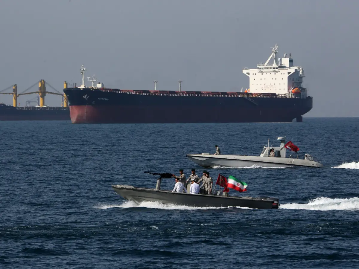 طهران تحذر باستهداف أي سفينة تقترب من مضيق هرمز