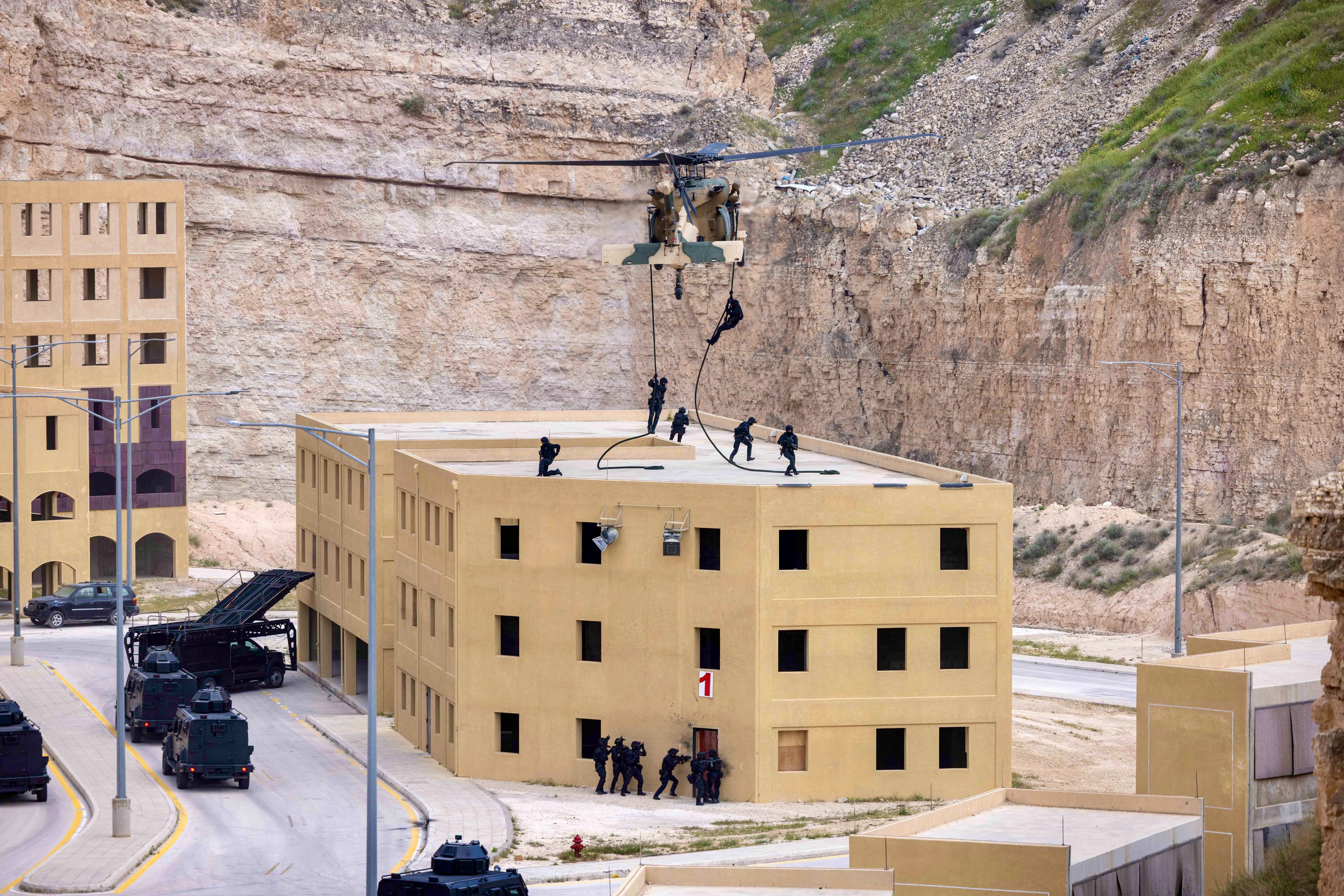 الملك والرئيس الفنلندي يتابعان تمرينا تعبويا في مركز الملك عبدﷲ الثاني لتدريب العمليات الخاصة