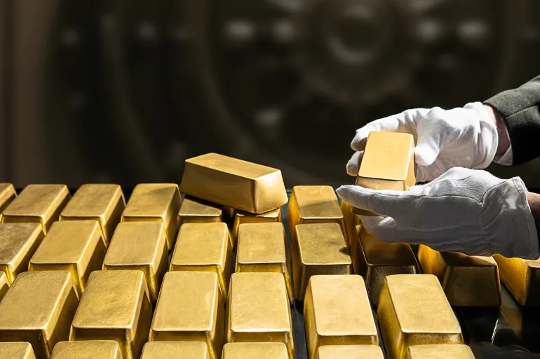 الذهب يتراجع مع صعود الدولار ومخاوف التضخم وسط اضطرابات مضيق هرمز
